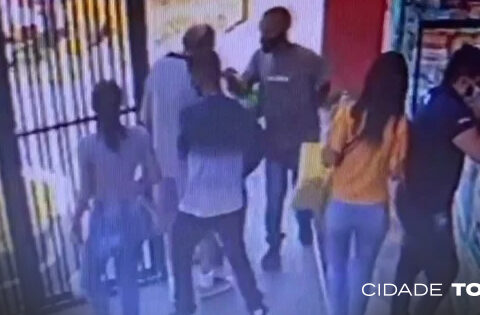 Homem tinha acabado de sacar o dinheiro quando o grupo de criminosos agiu; tudo foi registrado em vídeo. Foto: Reprodução