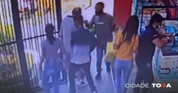 Homem tinha acabado de sacar o dinheiro quando o grupo de criminosos agiu; tudo foi registrado em vídeo. Foto: Reprodução