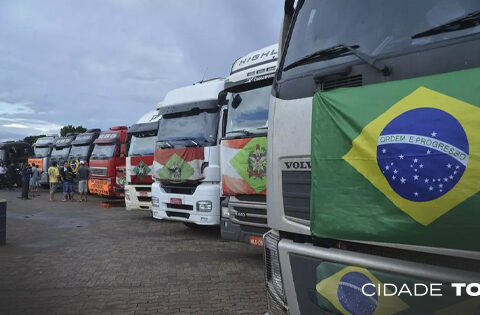 Apenas carros pequenos, veículos de emergência e cargas de alimentos perecíveis estão sendo liberados pelos caminhoneiros. Foto: Valter Campanto/Agência Brasil/ND