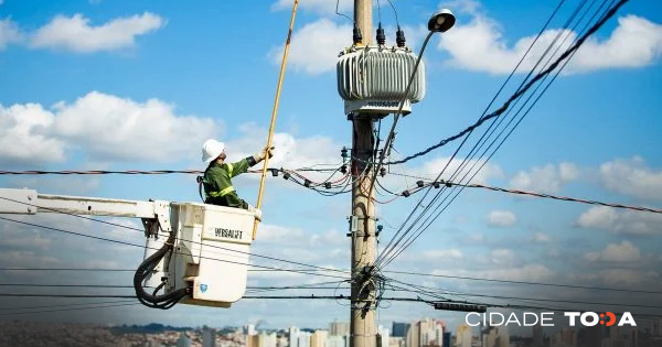 Desligamento temporário da energia está previsto para começar às 9h em Arniqueira, Park Way e Lago Norte. Foto: Divulgação/Neoenergia