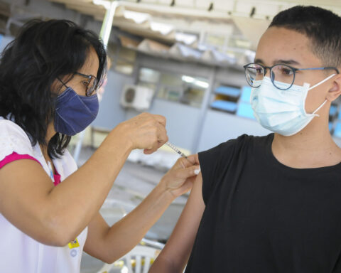 D1 disponível para quem tem 17 anos e D2 para quem está para concluir o ciclo vacinal. Foto: Agência Brasília