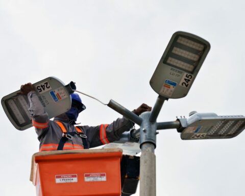 Com as novas lâmpadas, Brazlândia passa a contabilizar um total de 2.334 pontos modernizados desde 2020. Foto: Divulgação/CEB Ipes