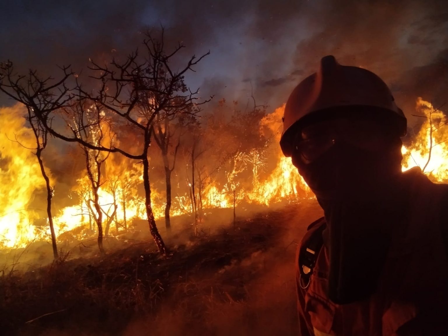 Incêndio: o trabalho de combate às chamas durou cerca de cinco horas, sendo concluído por volta de 20h. Foto: Divulgação/CBMDF