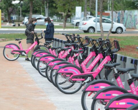 Parceria com empresa privada viabiliza 17 estações com 131 bicicletas no Plano Piloto; meta é expandir para 70 pontos. Foto: Marcello Casal