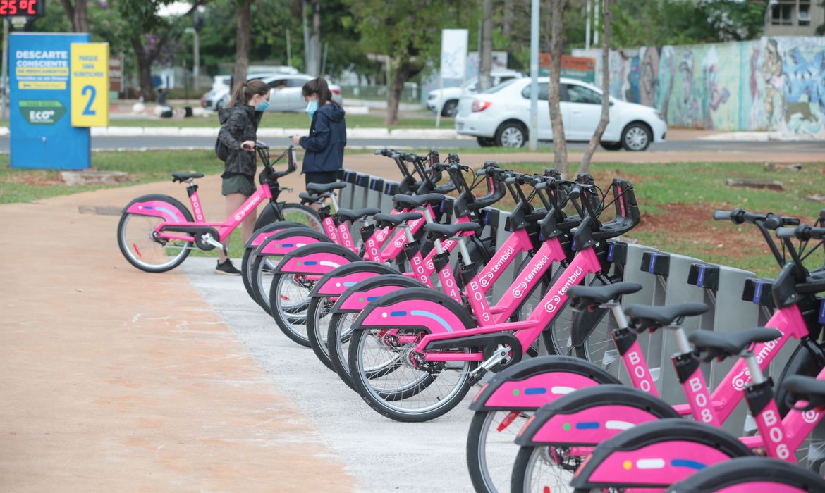 Parceria com empresa privada viabiliza 17 estações com 131 bicicletas no Plano Piloto; meta é expandir para 70 pontos. Foto: Marcello Casal