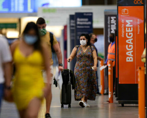 Máscara segue obrigatória em ambientes fechados como no transporte público e em escolas. Foto: Raul Spinassé/Folhapress