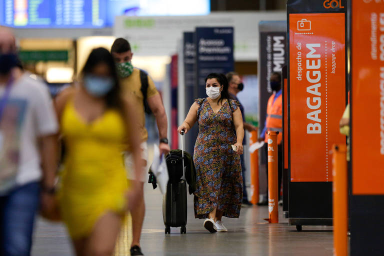 Máscara segue obrigatória em ambientes fechados como no transporte público e em escolas. Foto: Raul Spinassé/Folhapress