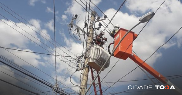 Nesta quinta os colaboradores da Neoenergia atuam em localidades pontuais para realização de melhorias na rede elétrica. Foto: Divulgação