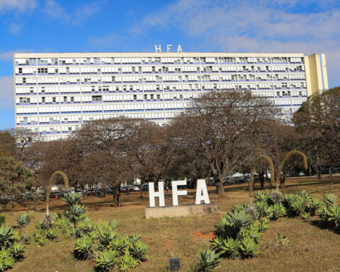 A servidora chegava ao hospital de carro, quando um major foi atravessar a faixa de pedestres e houve desentendimento. Foto: Força Aérea