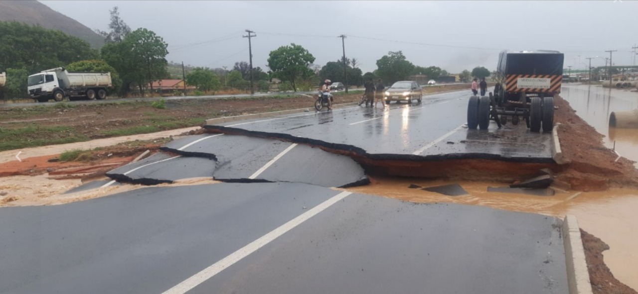 Erosão: Houve interdição de rodovia devido a desmoronamento de pista levada pelas águas das chuvas. Foto: Corpo de Bombeiros/DF