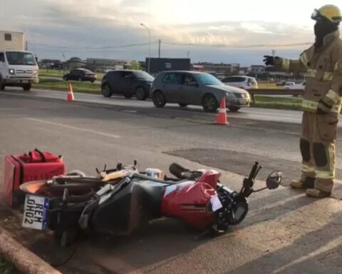 Segundo bombeiros, motociclista bateu em poste. Um carro estaria envolvido no acidente mas, segundo testemunhas, motorista fugiu. Foto: Corpos de Bombeiros do DF/ Divulgação