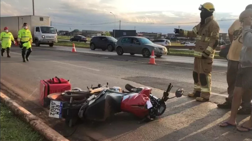 Segundo bombeiros, motociclista bateu em poste. Um carro estaria envolvido no acidente mas, segundo testemunhas, motorista fugiu. Foto: Corpos de Bombeiros do DF/ Divulgação