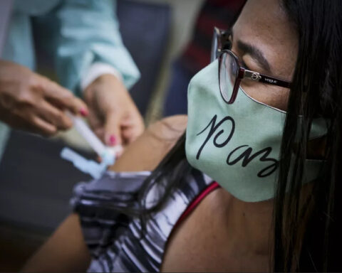 Vacina da segunda dose passa a ser liberada após intervalo de oito semanas. Adolescentes podem ser atendidos em 20 regiões. Foto: Breno Esaki/Agência Saúde-DF