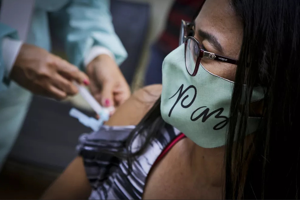 Vacina da segunda dose passa a ser liberada após intervalo de oito semanas. Adolescentes podem ser atendidos em 20 regiões. Foto: Breno Esaki/Agência Saúde-DF