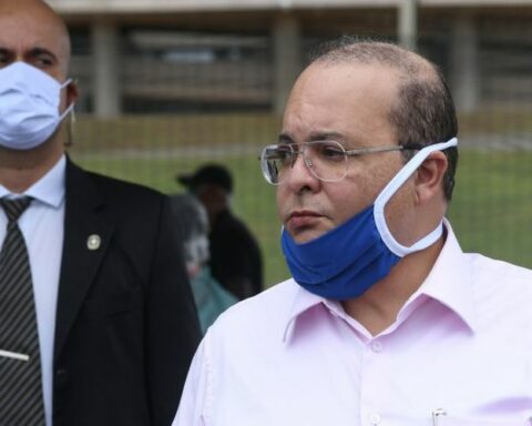 Máscaras seguem obrigatórias em ambientes fechados, como no transporte público e em escolas. Foto: Ed Alves/CB/D.A. Press. Brasil