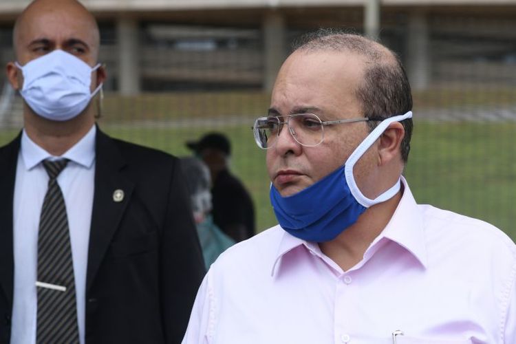 Máscaras seguem obrigatórias em ambientes fechados, como no transporte público e em escolas. Foto: Ed Alves/CB/D.A. Press. Brasil