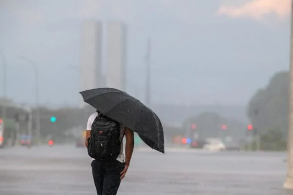 O Instituto Nacional de Meteorologia (Inmet) emitiu alerta amarelo de perigo potencial de chuvas intensas nesta semana. Foto: Hugo Barreto/Metrópoles