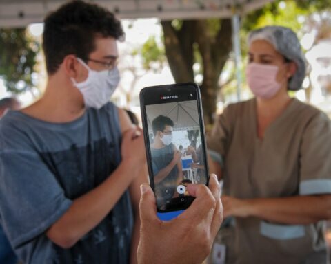 Gráfico mostra como a vacinação conteve a pandemia. Dados revelam também o perfil dos óbitos. Foto: Agência Brasília