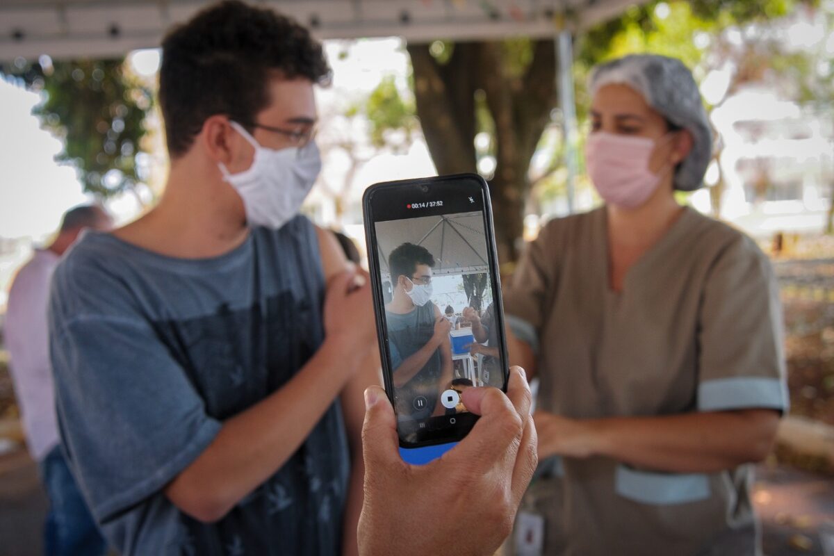 Gráfico mostra como a vacinação conteve a pandemia. Dados revelam também o perfil dos óbitos. Foto: Agência Brasília