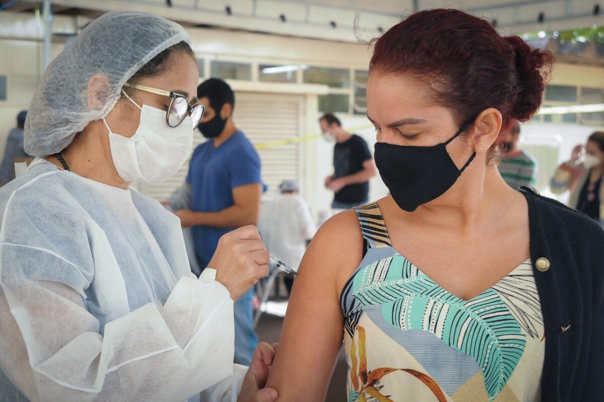 Reforço será aplicado em quem recebeu a segunda dose da vacina contra a covid-19 há pelo menos cinco meses. Foto: Geovana Albuquerque/Arquivo-SES