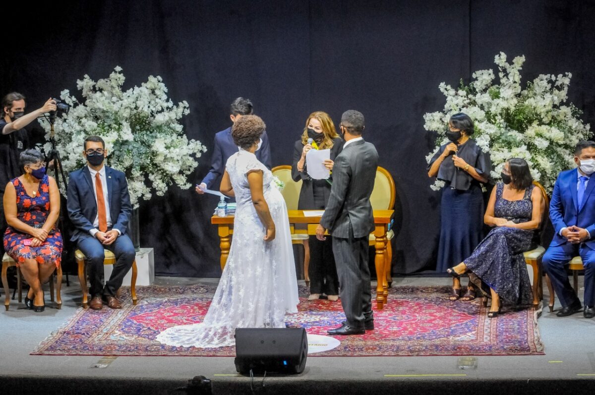 Terceira edição do casamento comunitário em 2021 garante direitos civis da família aos casais. Foto: Paulo H. Carvalho/Agência Brasília