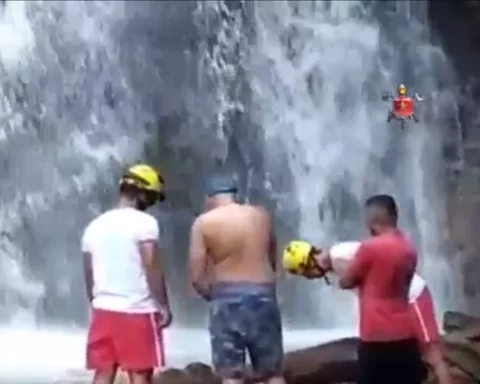 Cachoeira: Vítima tinha 39 anos e foi identificada como Rafael Santana. Corpo foi retirado da água pelos bombeiros. Foto: Corpo de Bombeiros/Divulgação