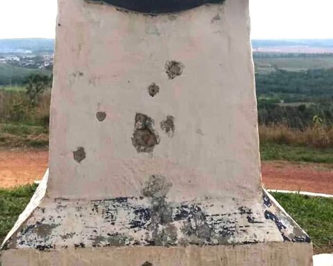 Localizado em Planaltina, monumento recebeu 17 disparos; Dez deles atingiram a placa de bronze. Foto: Reprodução