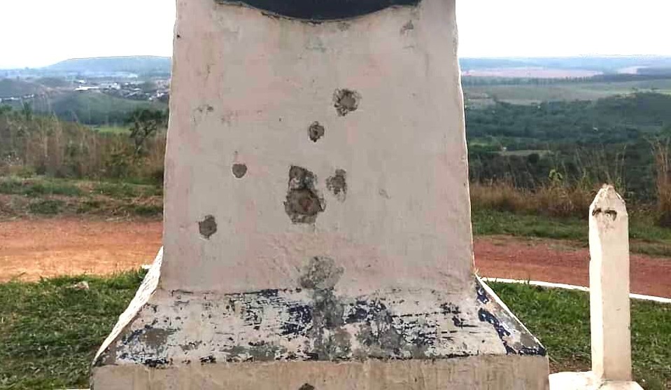 Localizado em Planaltina, monumento recebeu 17 disparos; Dez deles atingiram a placa de bronze. Foto: Reprodução