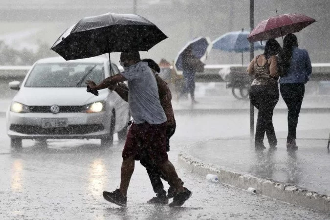 Segundo o Inmet, o dia terá tempo instável e ficará nublado com chances de chuva a qualquer momento. Foto: Minervino Júnior/CB/D.A.Press