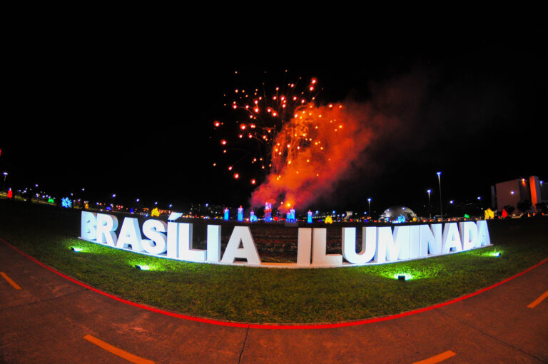 Brasília Iluminada: cerimônia de lançamento será na Praça do Buriti, às 18h30, com a decoração acesa, cantata natalina e orquestra. Foto: Divulgação/Agência Brasília