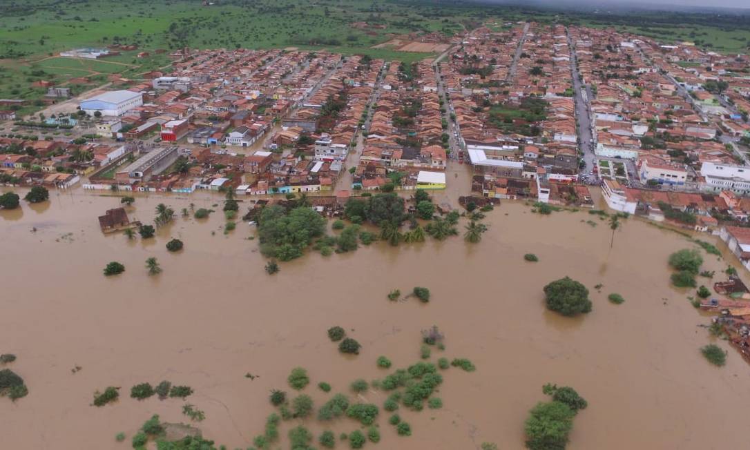 São alimentos não perecíveis, cobertores e garrafas de água arrecadadas; campanha do GDF é coordenada pela SSP. Foto: Júnior Nascimento / Agência O Globo