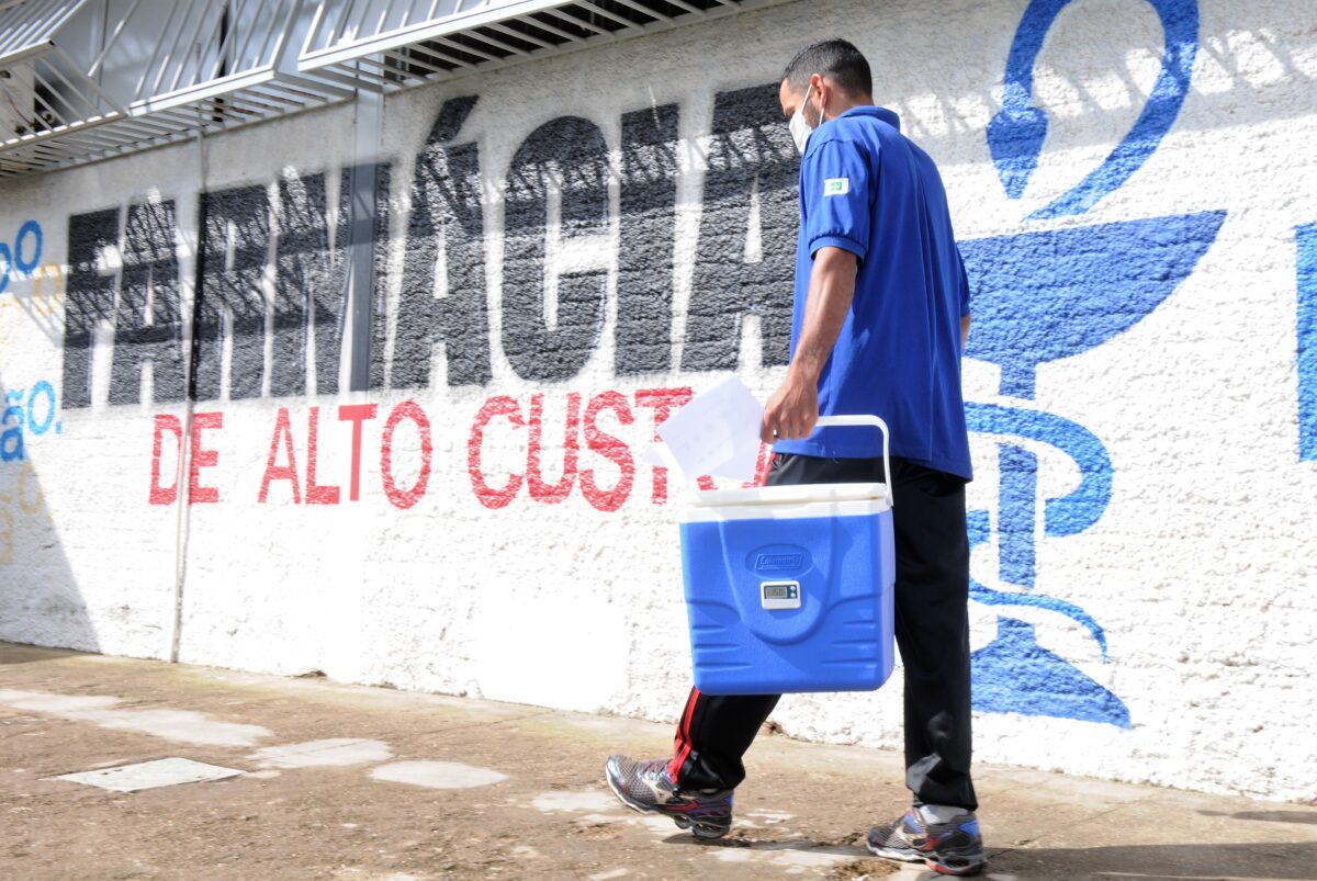 Parceria entre Secretaria de Saúde e BRB leva medicamentos da farmácia de alto custo até a casa dos pacientes. Foto: Paulo H. Carvalho/Agência Brasília