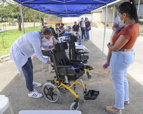 Cadeiras estão sendo entregues em mutirão à pessoas com problemas de locomoção e obesos cadastrados pelo GDF. Foto: Paulo H. Carvalho/Agência Brasília