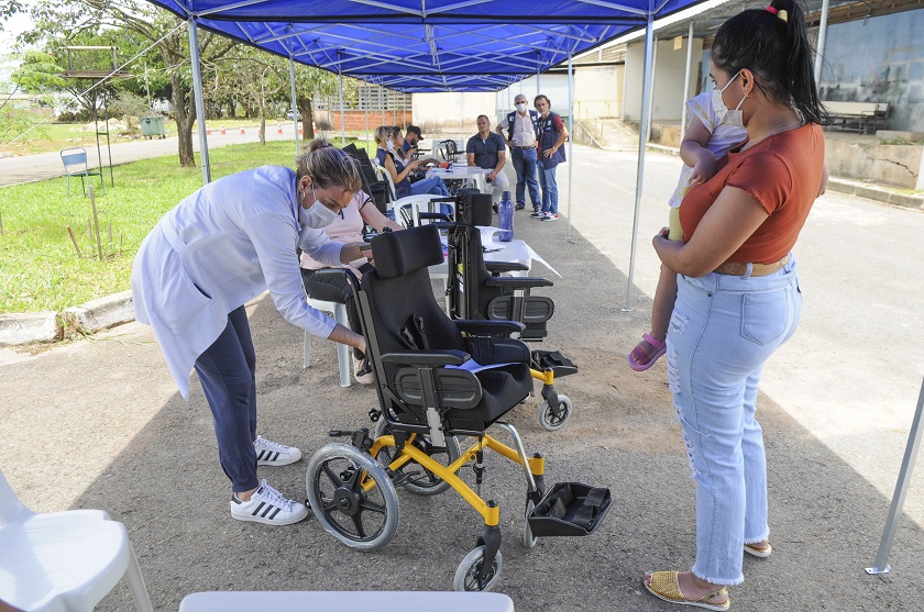 Cadeiras estão sendo entregues em mutirão à pessoas com problemas de locomoção e obesos cadastrados pelo GDF. Foto: Paulo H. Carvalho/Agência Brasília