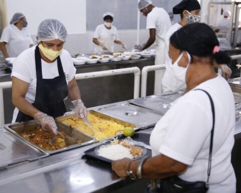 Desde junho de 2020, refeições sem custos em restaurantes comunitários é um direito da população em situação de rua. Foto: Renato Raphael/Sedes