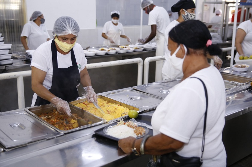 Desde junho de 2020, refeições sem custos em restaurantes comunitários é um direito da população em situação de rua. Foto: Renato Raphael/Sedes