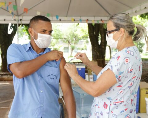 Há estoque de vacinas contra o coronavírus para primeira e segunda doses, dose de reforço e dose adicional. Foto: Agência Saúde-DF