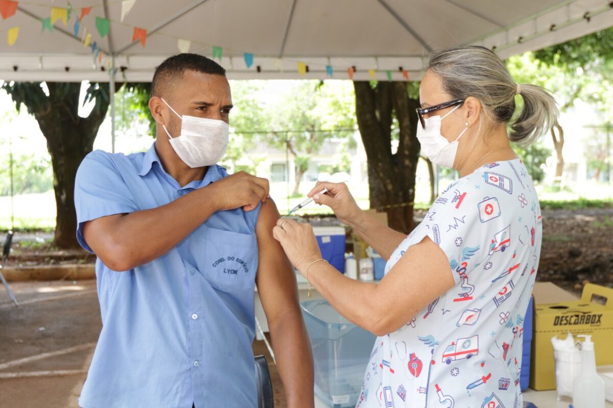 Há estoque de vacinas contra o coronavírus para primeira e segunda doses, dose de reforço e dose adicional. Foto: Agência Saúde-DF