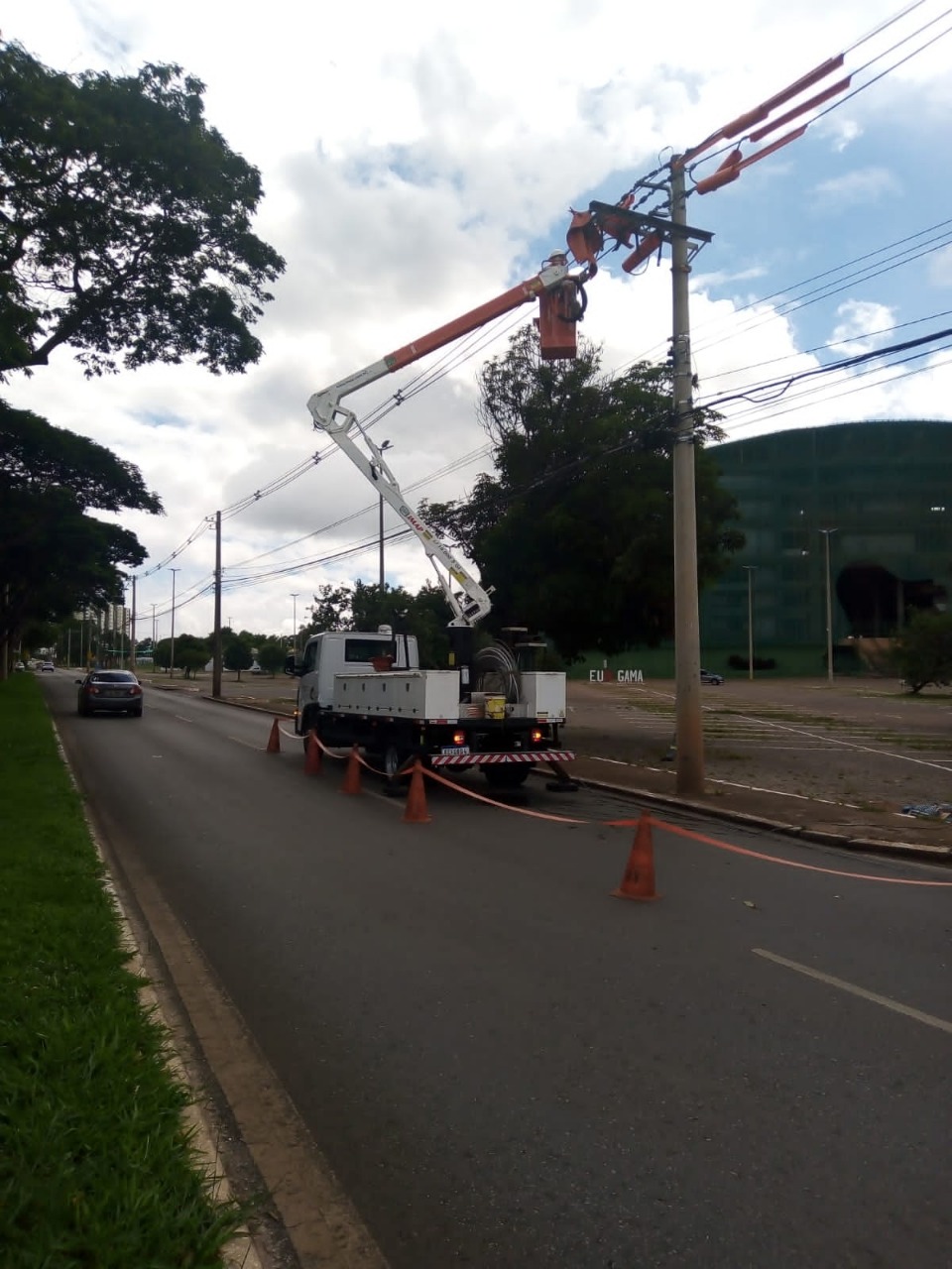 Neoenergia: Atividades vão desde substituição preventiva de cruzetas e redes antigas até podas de árvores e ajustes em postes. Foto: Divulgação