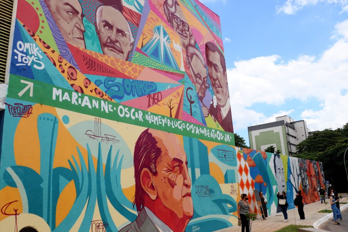 Painéis em grafite dão alegria e complementam reforma da maior avenida comercial do Plano Piloto no corredor turístico cultural. Foto: Renato Alves/Agência Brasília