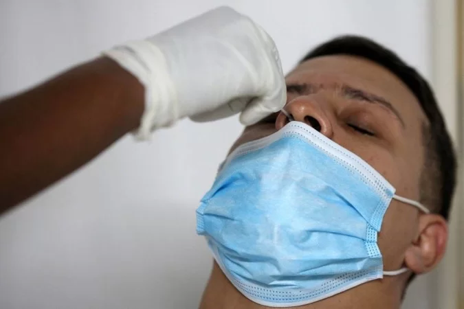 Flurona: Não há registros de internação dos infectados. Cuidados de etiqueta respiratória são os mesmos para influenza e covid-19. Foto: Paola MAFLA / AFP