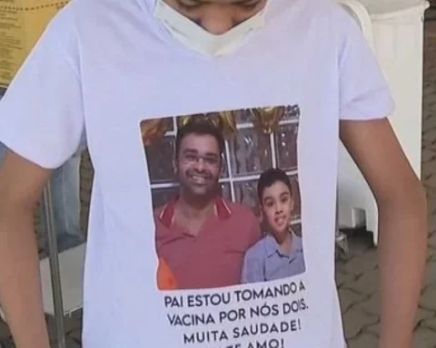 Davi foi se vacinar usando camisa com a foto do pai, de 41, morto em 2021 vítima da Covid. Foto: Reprodução/Redes Sociais