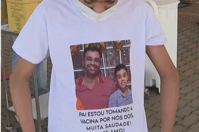 Davi foi se vacinar usando camisa com a foto do pai, de 41, morto em 2021 vítima da Covid. Foto: Reprodução/Redes Sociais