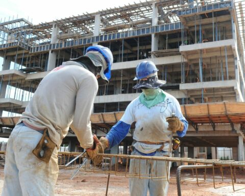 Obras: mais de 2,2 mil alvarás de construção foram emitidos ao longo do ano, atenuando a crise provocada pela pandemia. Foto: Paulo H. Carvalho/ Agência Brasília