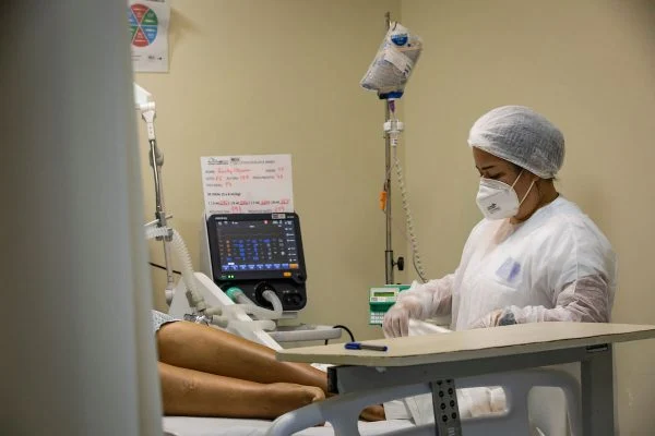 Covid-19: Do total de 83 leitos, 25 permanecem bloqueados. Ao todo, 10 pacientes aguardam na lista de espera para tratamento. Foto: Aline Massuca/Metrópoles