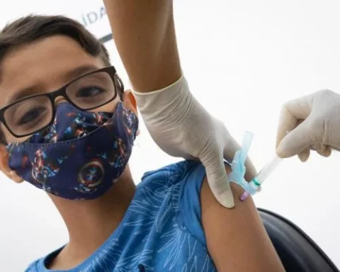 Público receberá a primeira dose da vacina CoronaVac; vacinação também abrange crianças a partir dos 8 anos, adolescentes e adultos. Foto: Igo Estrela/Metrópoles