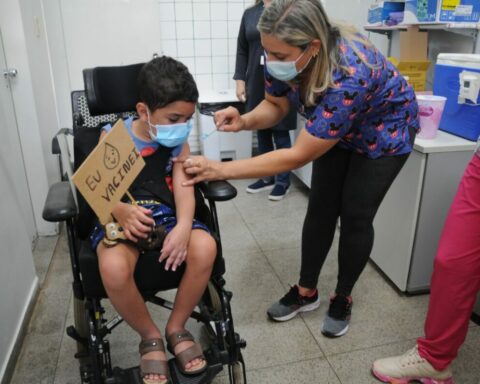 Mãe da primeira criança imunizada, que possui paralisia cerebral, festejou a imunização do filho de 8 anos. Foto: Lúcio Bernardo Jr. / Agência Brasília