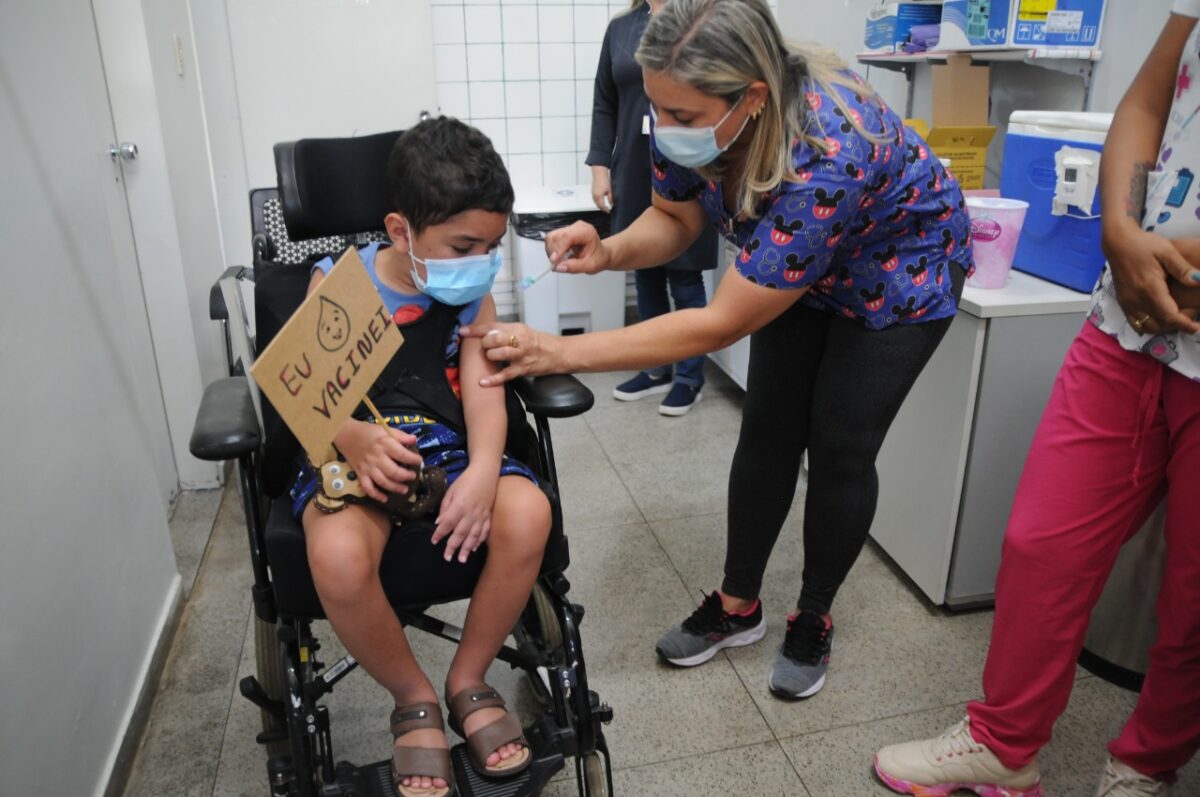 Mãe da primeira criança imunizada, que possui paralisia cerebral, festejou a imunização do filho de 8 anos. Foto: Lúcio Bernardo Jr. / Agência Brasília