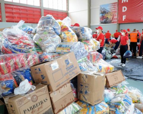 Mantimentos, materiais de higiene, roupas e água foram arrecadados e agora seguem viagem até as vítimas das enchentes. Foto: Paulo H.Carvalho/Agência