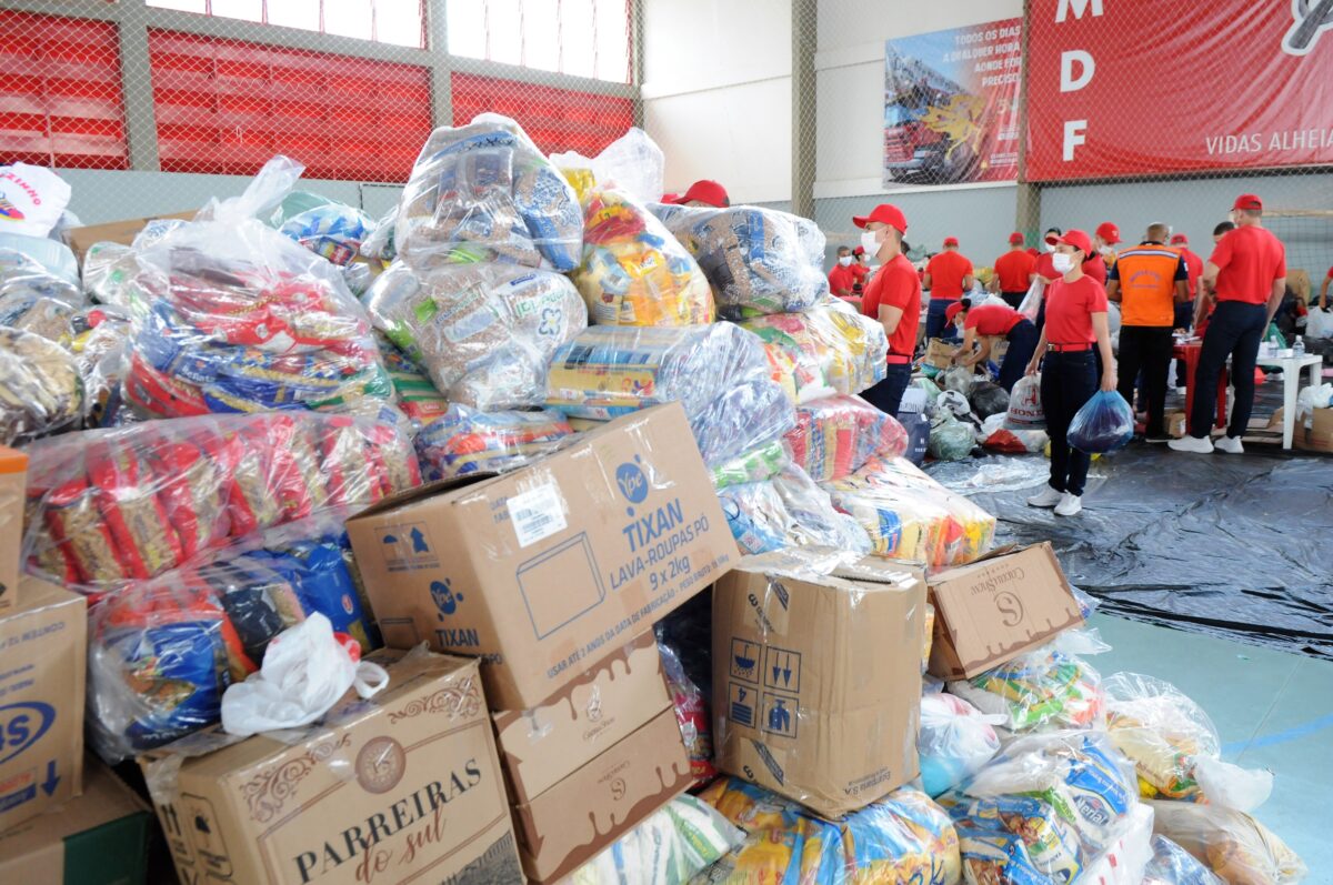 Mantimentos, materiais de higiene, roupas e água foram arrecadados e agora seguem viagem até as vítimas das enchentes. Foto: Paulo H.Carvalho/Agência